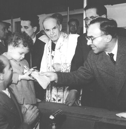 La Pira, alla presenza del cardinale Dalla Costa, consegna le chiavi delle case dell'Isolotto