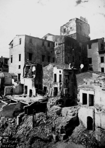 Demolizioni delle case degli Alfieri Strinati, poste sul lato ovest della Piazza del Mercato Vecchio