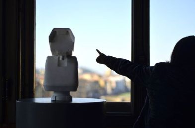 Ai Weiwei: telecamera di sorveglianza in marmo puntata sul Corridoio Vasariano (2016)