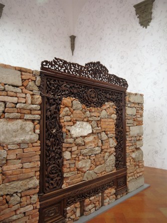 Ai Weiwei: Souvenir da Shangai, 2012 (cemento e macerie di mattoni, letto in palissandro della dinastia Qing)